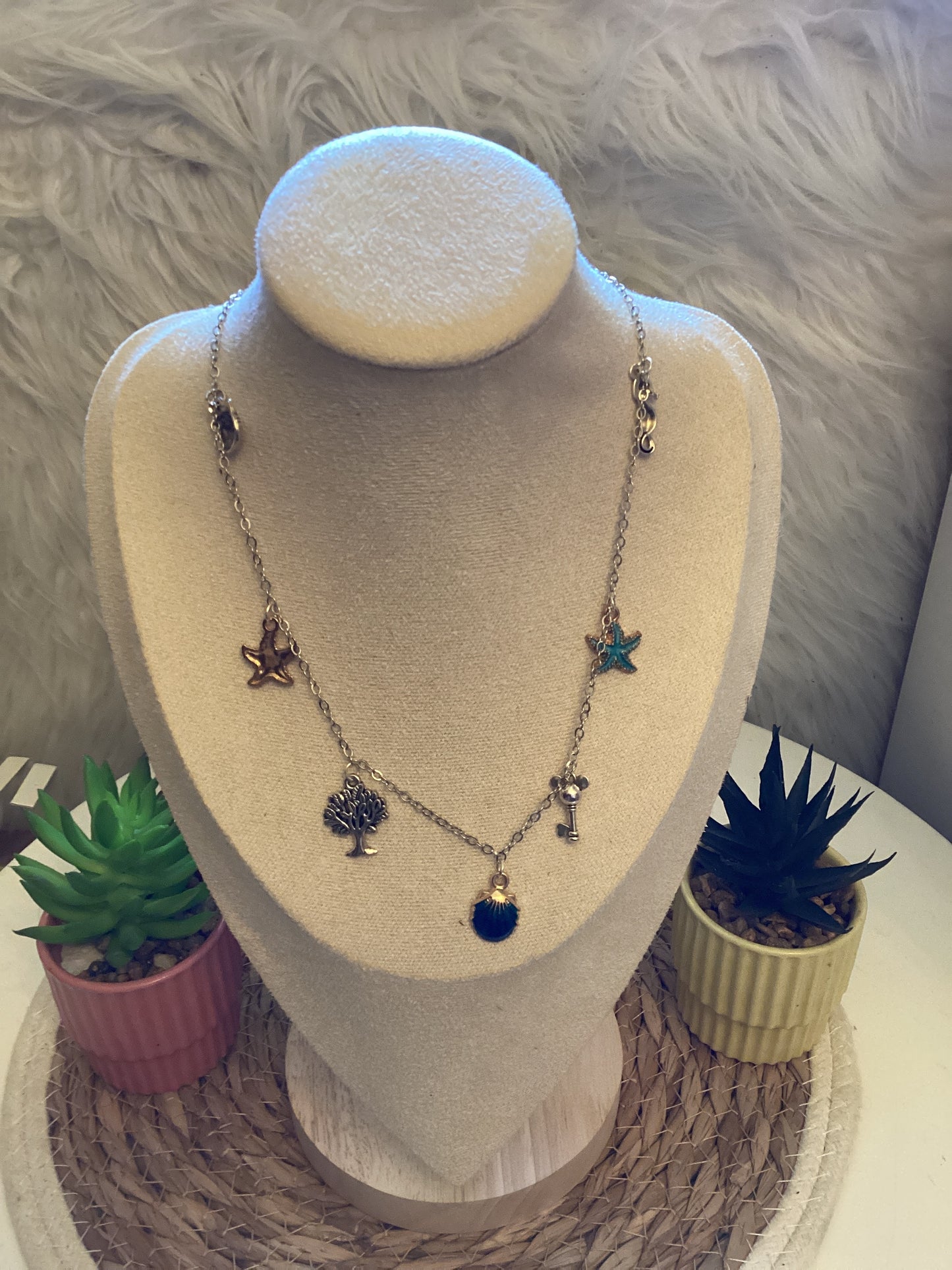 Collier avec breloques argenté