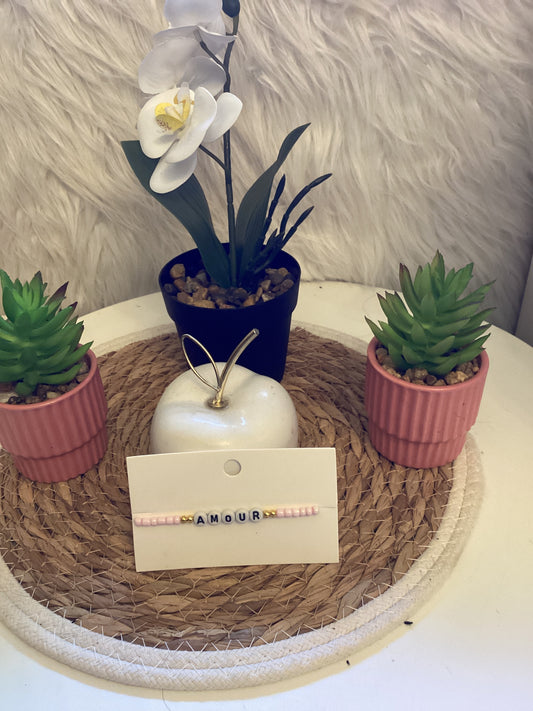Bracelet petite perle marquer AMOUR