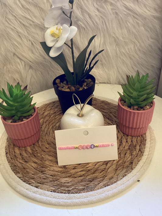 Bracelet petite perles marquer LOVE