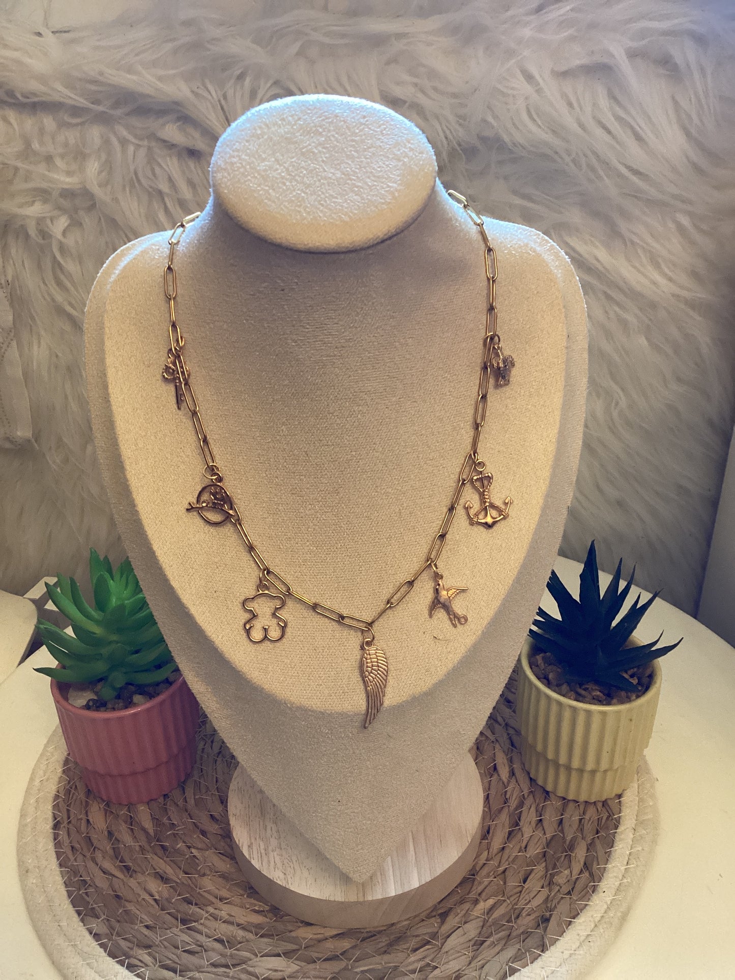 Collier avec breloques doré mia
