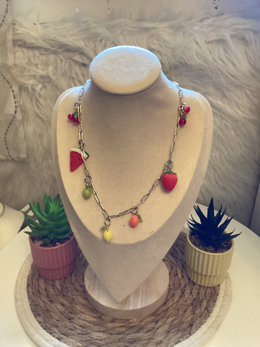 Collier avec  breloques avec des fruits cerise 🍒 pastèque 🍉 citrons 🤢 citron 🍋 citron orange fraise 🍓 cerise 🍒 Liana