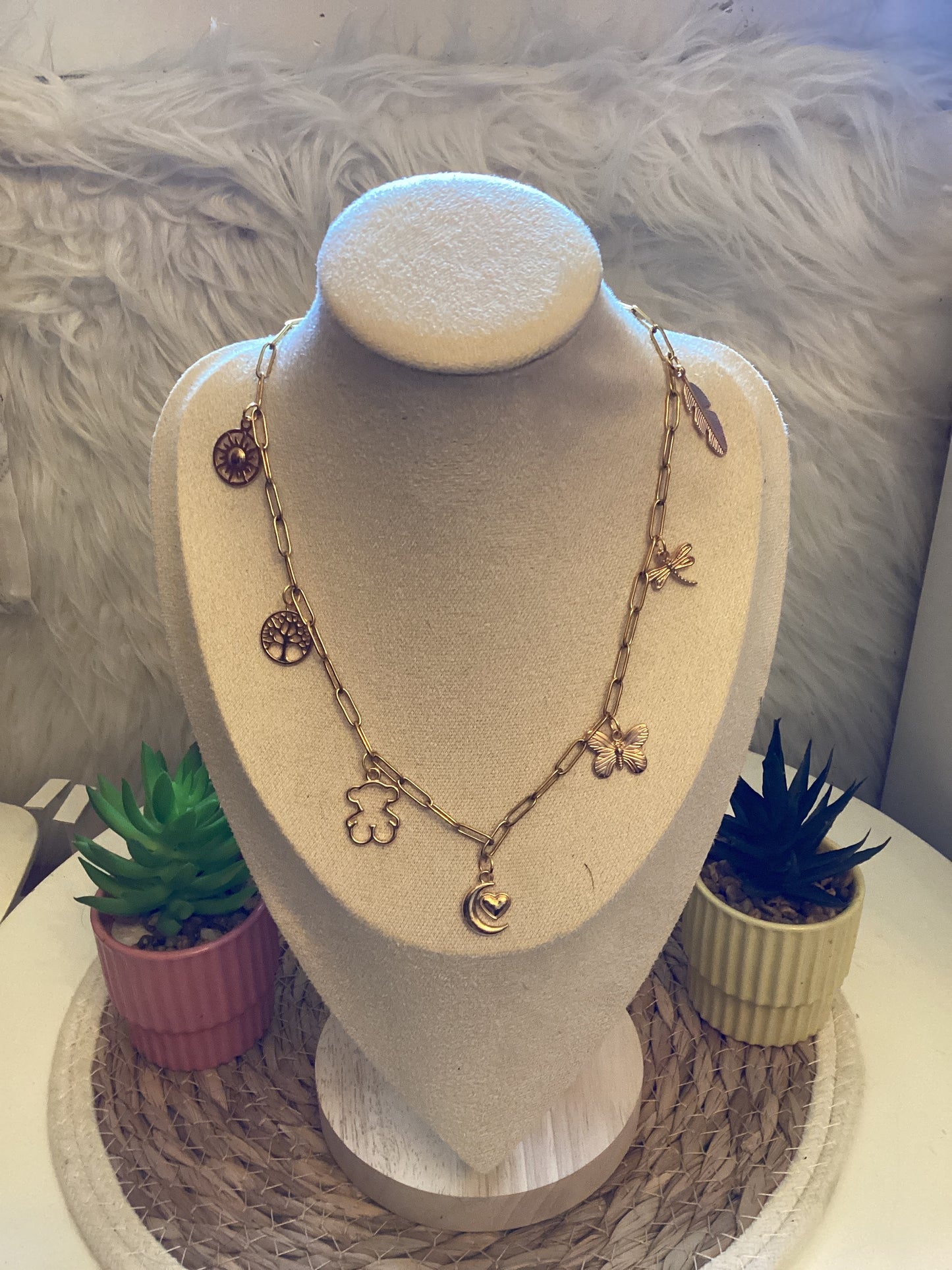 Collier avec breloques doré  lia