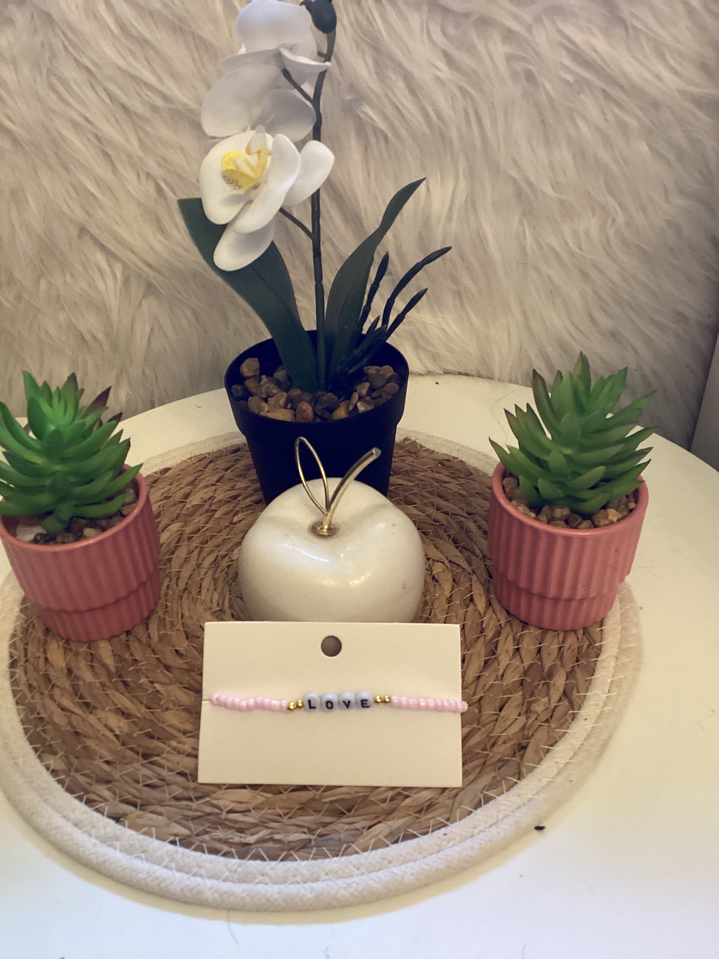 Bracelet petites perles marquer LOVE