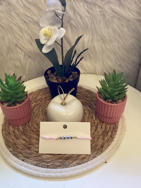 Bracelet petites perles marquer LOVE
